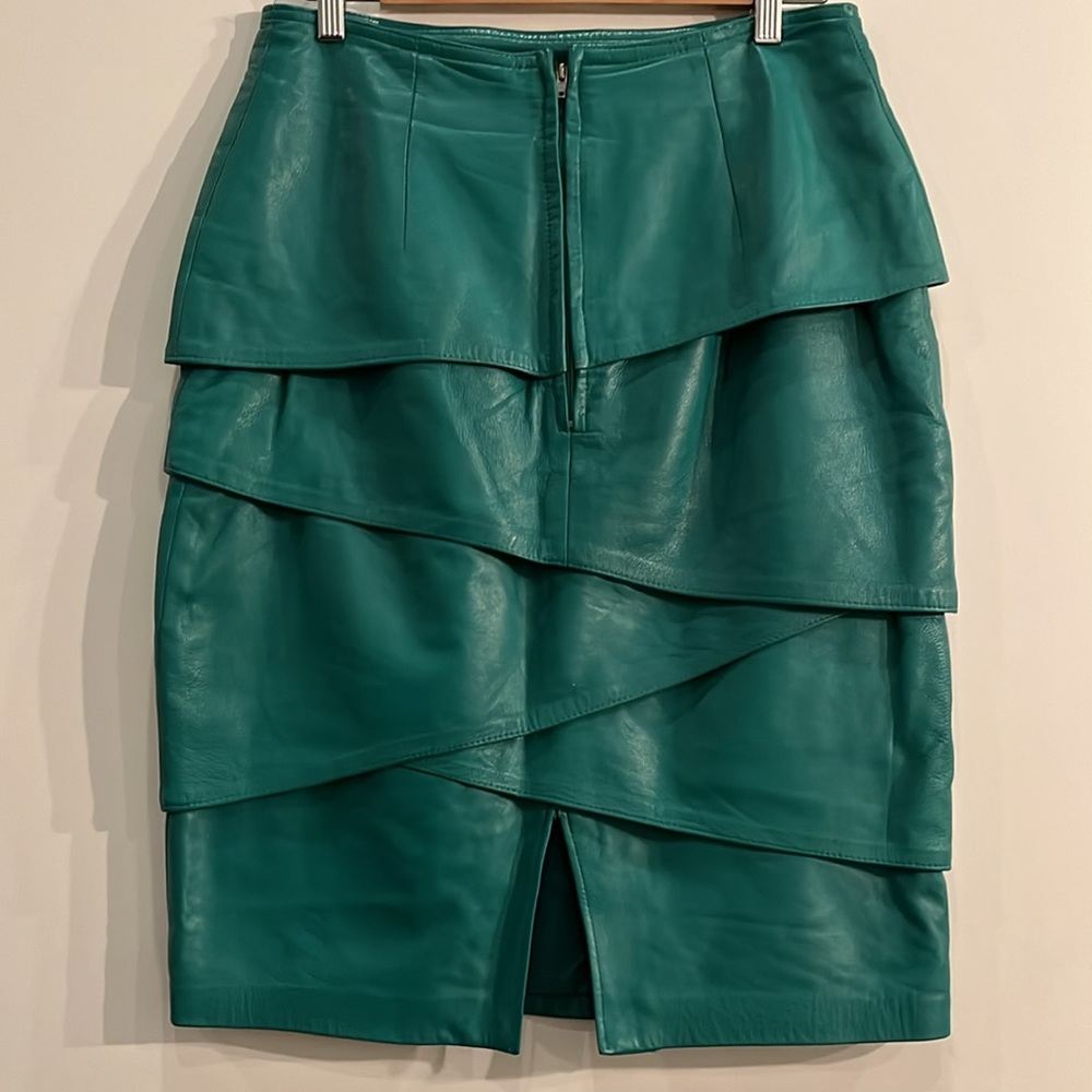 Ladies Green Lambskin Leather Skirt - Picture 3 of 5